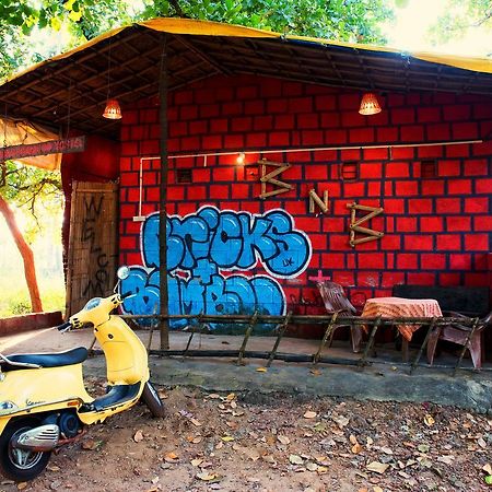 Bricks And Bamboo Hostel Анжуна Екстер'єр фото