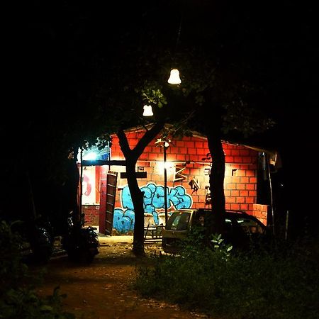 Bricks And Bamboo Hostel Анжуна Екстер'єр фото