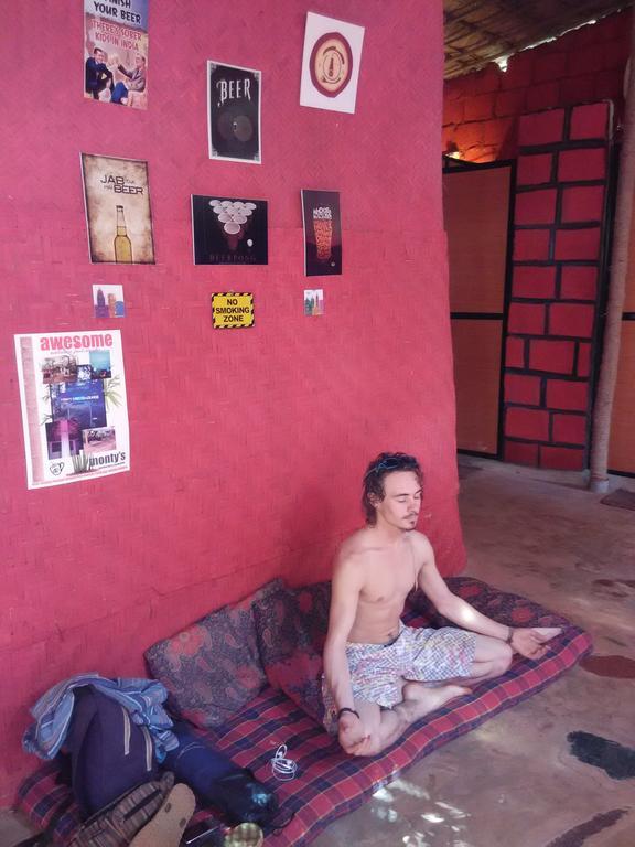 Bricks And Bamboo Hostel Анжуна Екстер'єр фото