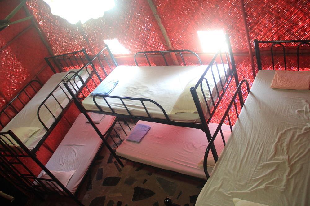 Bricks And Bamboo Hostel Анжуна Екстер'єр фото