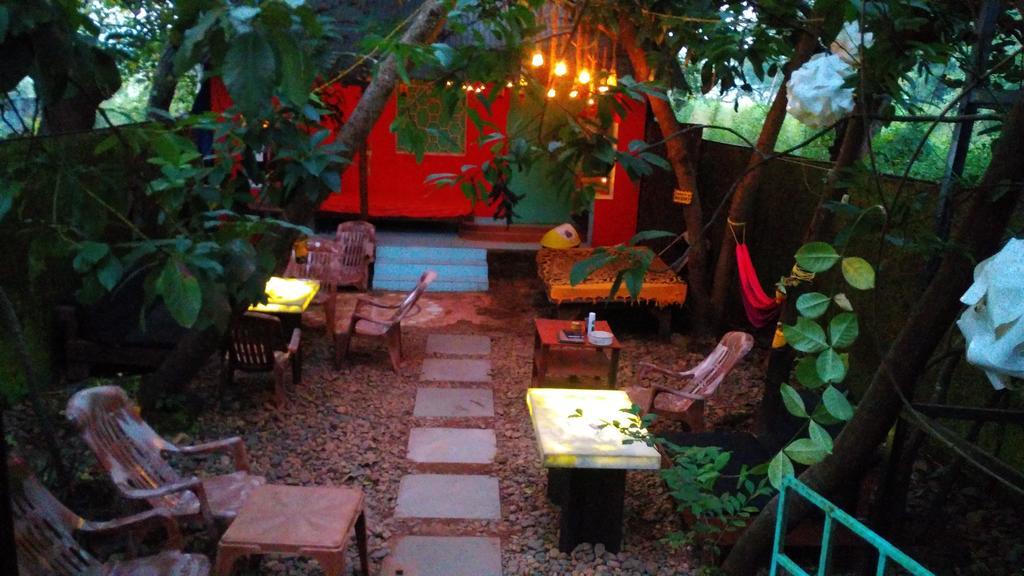 Bricks And Bamboo Hostel Анжуна Екстер'єр фото
