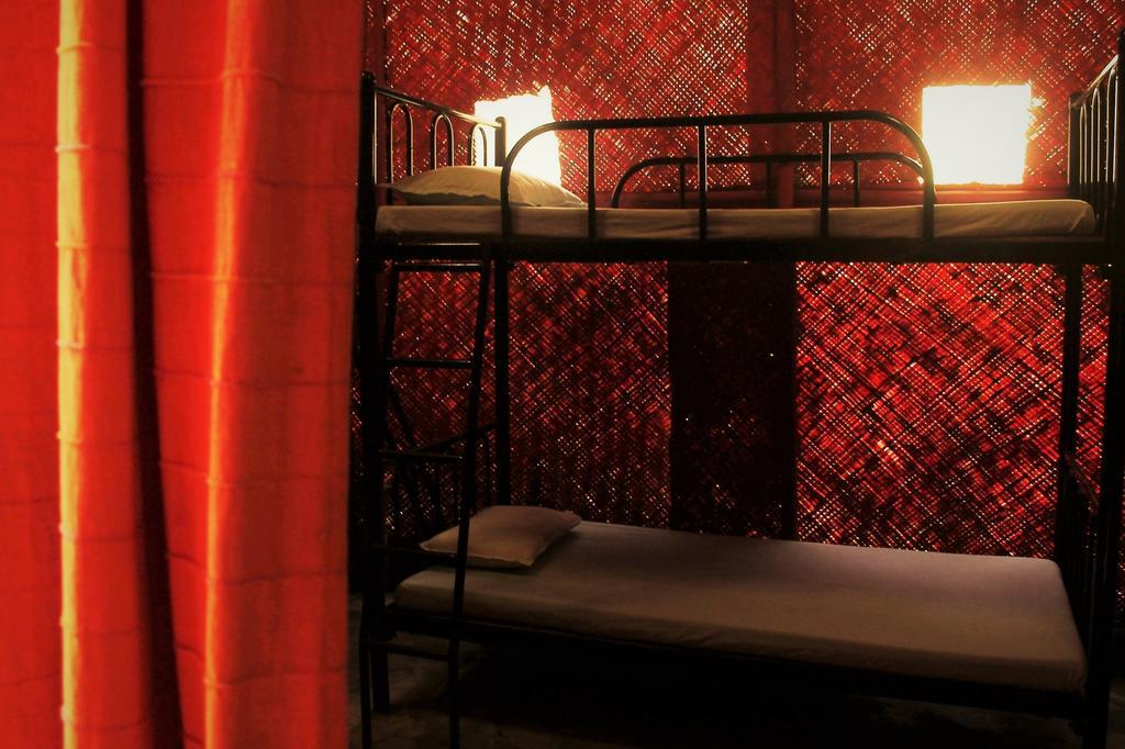 Bricks And Bamboo Hostel Анжуна Екстер'єр фото