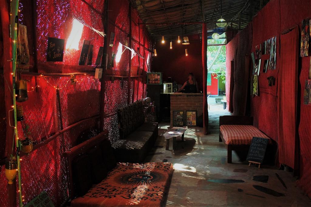 Bricks And Bamboo Hostel Анжуна Екстер'єр фото