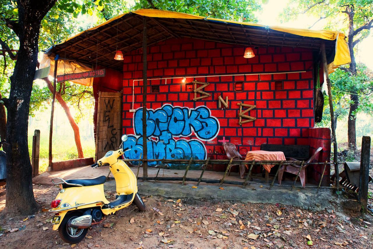 Bricks And Bamboo Hostel Анжуна Екстер'єр фото