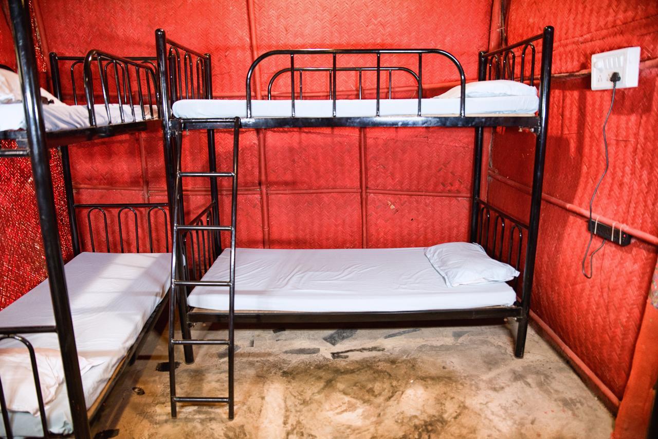 Bricks And Bamboo Hostel Анжуна Екстер'єр фото