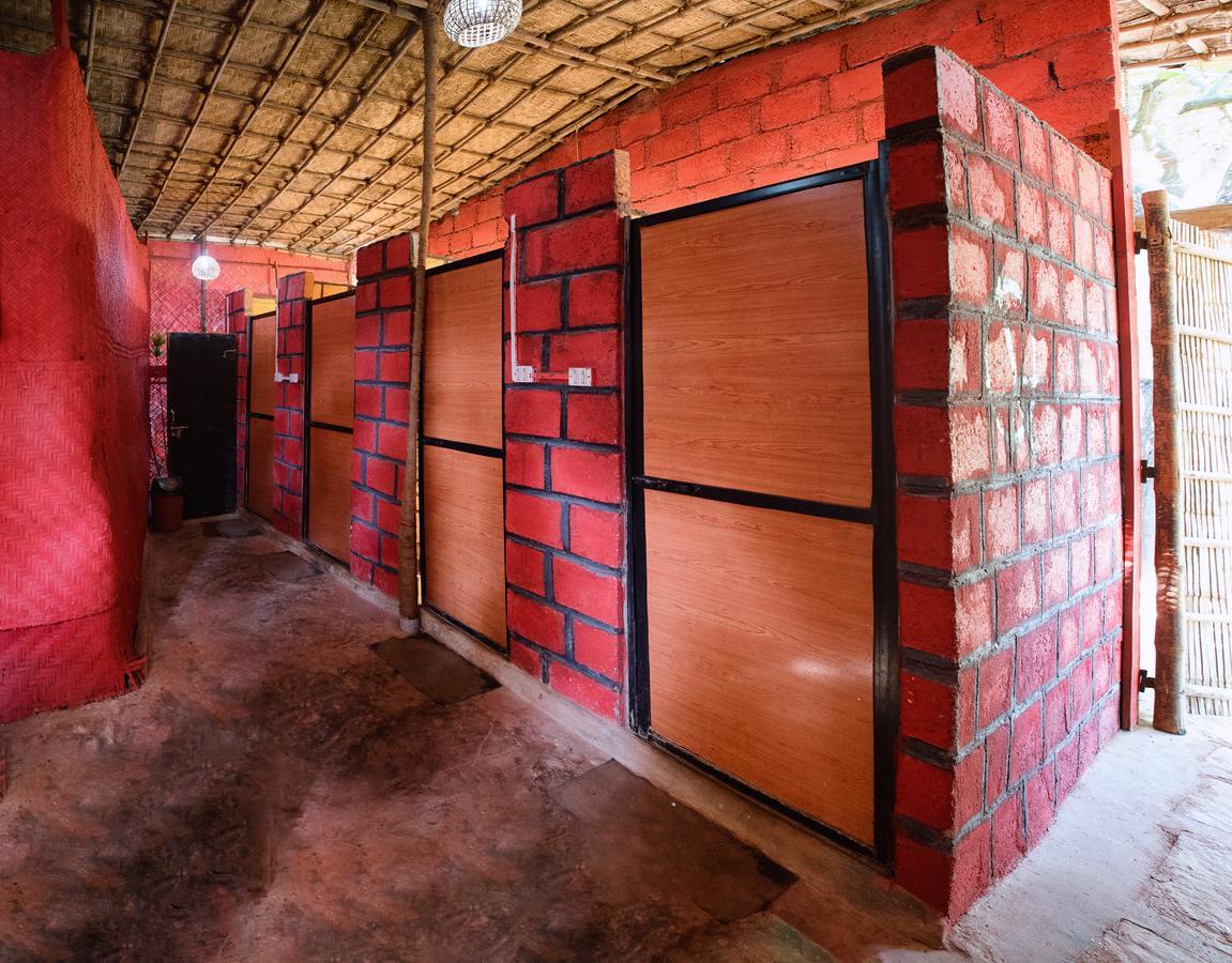 Bricks And Bamboo Hostel Анжуна Екстер'єр фото
