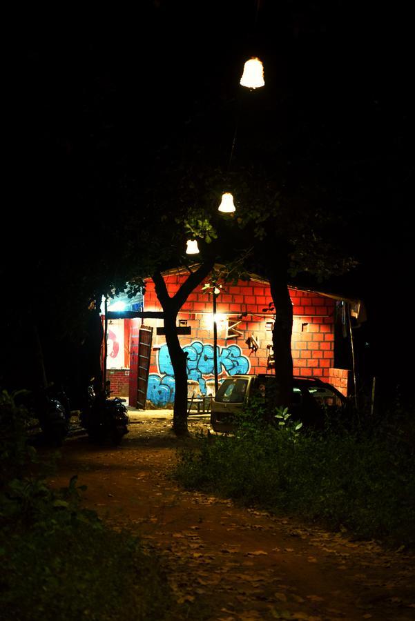 Bricks And Bamboo Hostel Анжуна Екстер'єр фото